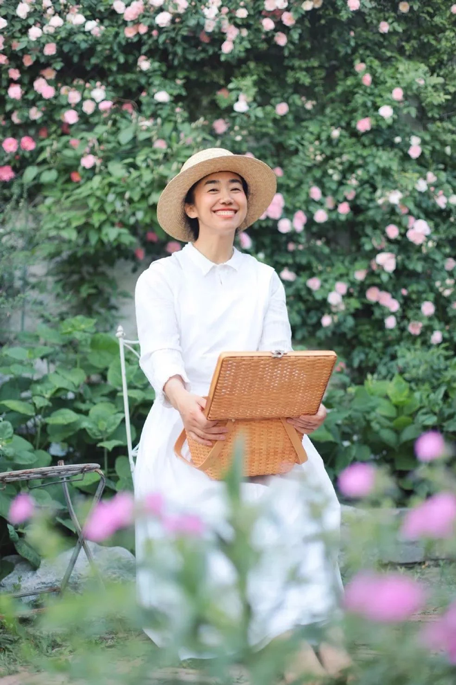 C&ocirc; g&aacute;i trẻ cải tạo đất, mua giống hoa, biến s&acirc;n nh&agrave; th&agrave;nh khu vườn đẹp lung linh - Ảnh 1.