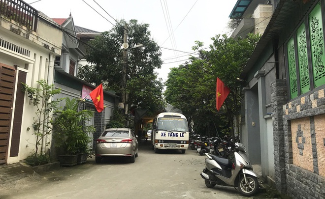 Vụ nữ sinh tự vẫn: Mẹ c&ugrave;ng con từng l&ecirc;n trường xin chuyển lớp nhưng kh&ocirc;ng được đồng &yacute;? - Ảnh 1.