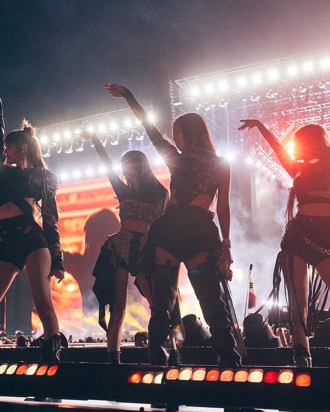 BLACKPINK xả ảnh Coachella sang - xịn - mịn: Jennie khóc nức nở, nhóm sang trời Tây quậy hết mức! - Ảnh 2.