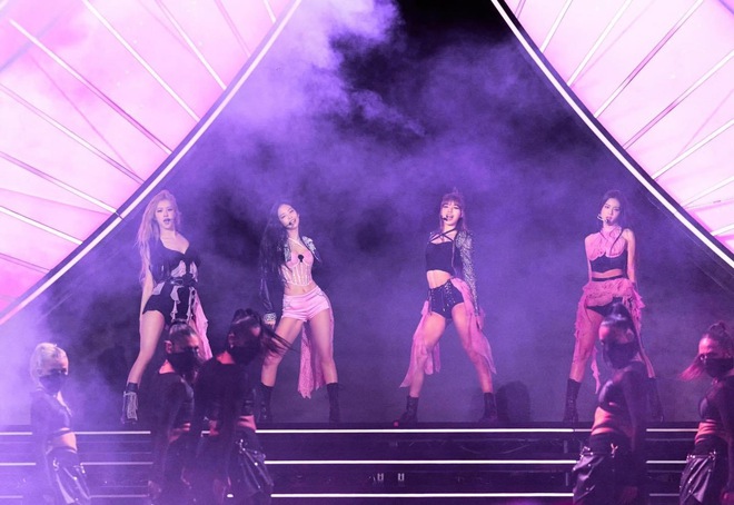 BLACKPINK xả ảnh Coachella sang - xịn - mịn: Jennie khóc nức nở, nhóm sang trời Tây quậy hết mức! - Ảnh 1.