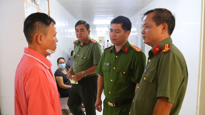 Cận cảnh nhân viên, bảo vệ, khách hàng bắt tên cướp ngân hàng ở Bình Dương - Ảnh 3.