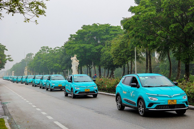 Taxi điện của tỉ phú Phạm Nhật Vượng bất ngờ xuất hiện tại TP HCM - Ảnh 3.