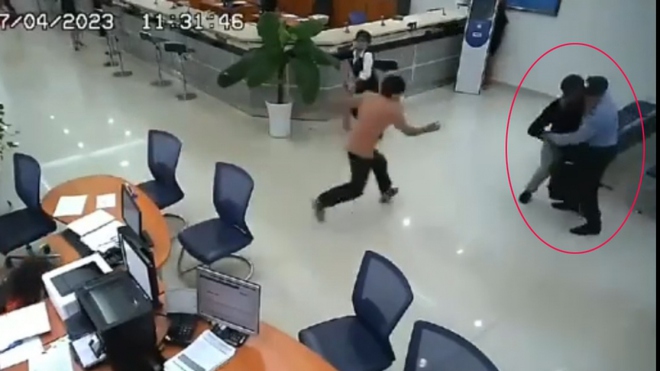 Cận cảnh nhân viên, bảo vệ, khách hàng bắt tên cướp ngân hàng ở Bình Dương - Ảnh 2.