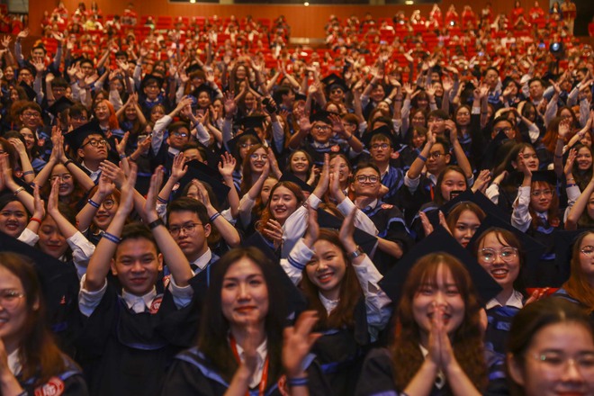 Toàn cảnh lễ trao bằng tốt nghiệp tại ngôi trường được mệnh danh Harvard của Việt Nam - Ảnh 9.