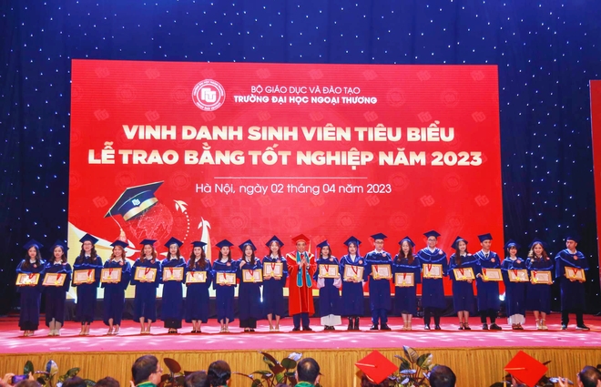 Toàn cảnh lễ trao bằng tốt nghiệp tại ngôi trường được mệnh danh Harvard của Việt Nam - Ảnh 4.