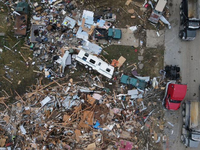 Cảnh hoang tàn sau khi cơn bão quét qua Mỹ khiến hàng chục người thương vong - Ảnh 1.