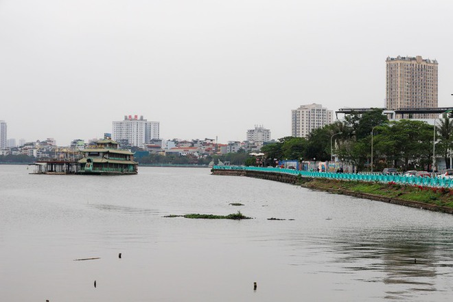 Cận cảnh hồ Tây khi có dự kiến khôi phục nhiều hoạt động kinh doanh trên mặt nước - Ảnh 6.