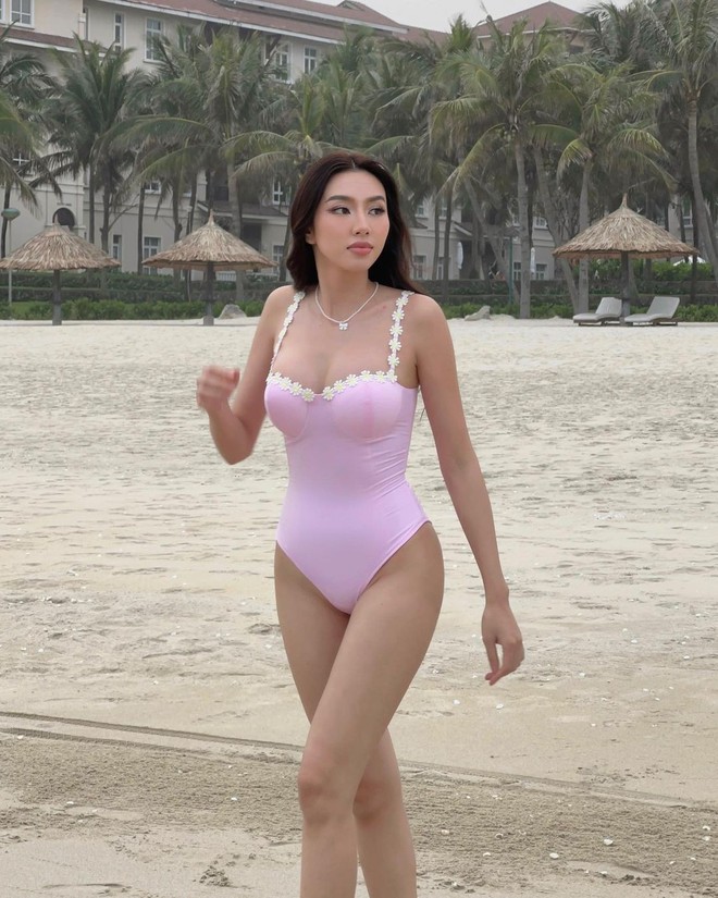Thùy Tiên, Ngọc Thảo khoe dáng nóng bỏng với bikini - Ảnh 2.