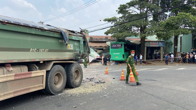 Giây phút kinh hoàng trước khi xe giường nằm lao vào nhà dân - Ảnh 2.