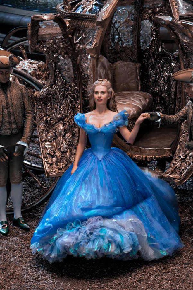 Công chúa disney váy xanh dương