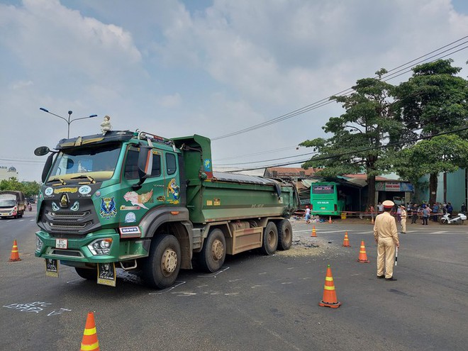 Xe giường nằm lao vào nhà dân, ít nhất 2 người chết, 3 người trọng thương - Ảnh 2.