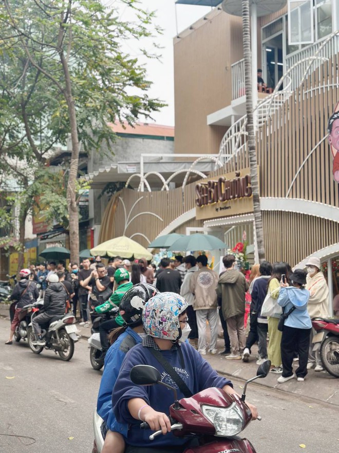 Quán cơm tấm của bộ 3 streamer nổi tiếng mở chi nhánh ở Hà Nội: Khách kéo đến check-in ầm ầm, xếp hàng dài đợi 4-5 tiếng chỉ để chờ thưởng thức - Ảnh 3.
