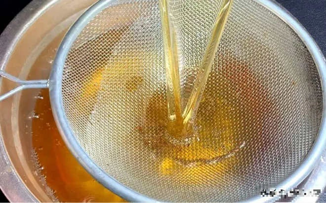 Nh&agrave; c&oacute; 4 loại dầu ăn n&agrave;y n&ecirc;n vứt bỏ chứ đừng tiếc rẻ m&agrave; cố d&ugrave;ng tiếp, vừa kh&ocirc;ng tốt m&agrave; c&ograve;n l&agrave; t&aacute;c nh&acirc;n g&acirc;y ung thư gan - Ảnh 2.