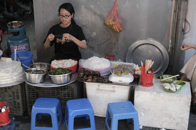 Hàng bánh đúc riêu ở Hà Nội chỉ bán 5 ngày trong tháng - Ảnh 9.