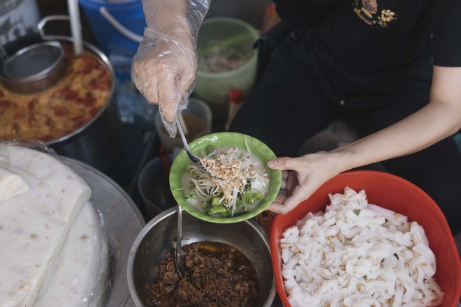 Hàng bánh đúc riêu ở Hà Nội chỉ bán 5 ngày trong tháng - Ảnh 8.