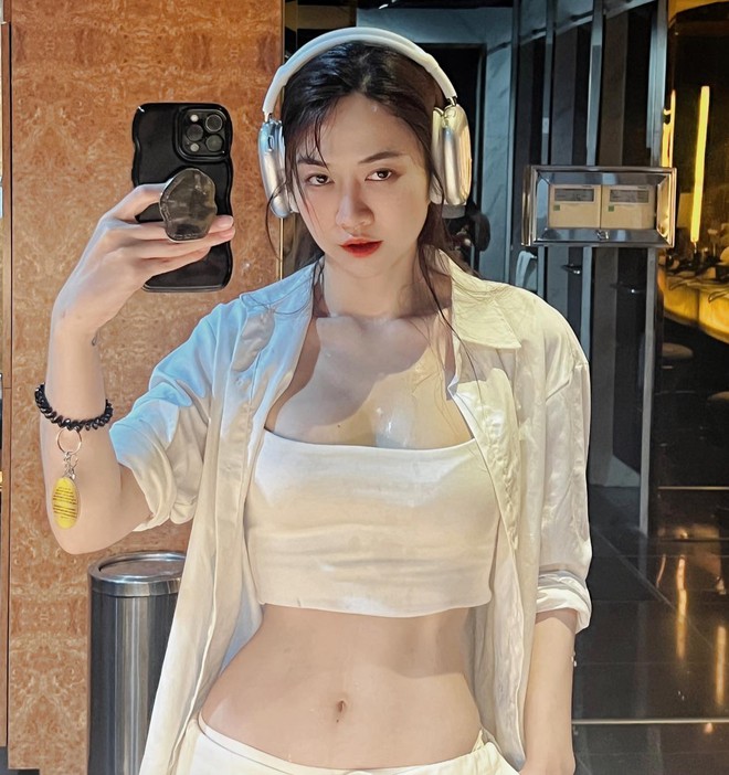 Soi phụ kiện của nữ MC sexy đang nổi rần rần những ng&agrave;y qua: Một m&oacute;n cực đẹp m&agrave; gi&aacute; rẻ bất ngờ! - Ảnh 2.