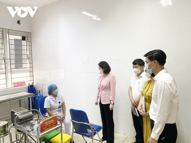 Người Hà Nội gác lại công việc đi tiêm vaccine COVID-19 - Ảnh 12.