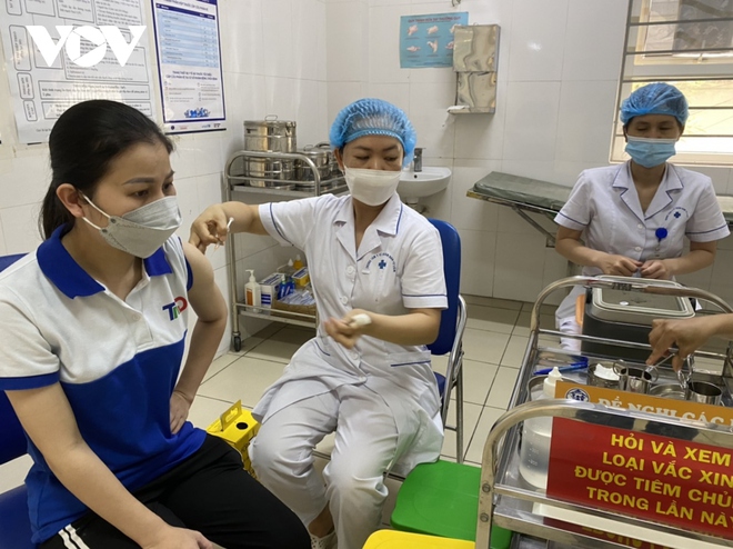 Người Hà Nội gác lại công việc đi tiêm vaccine COVID-19 - Ảnh 3.