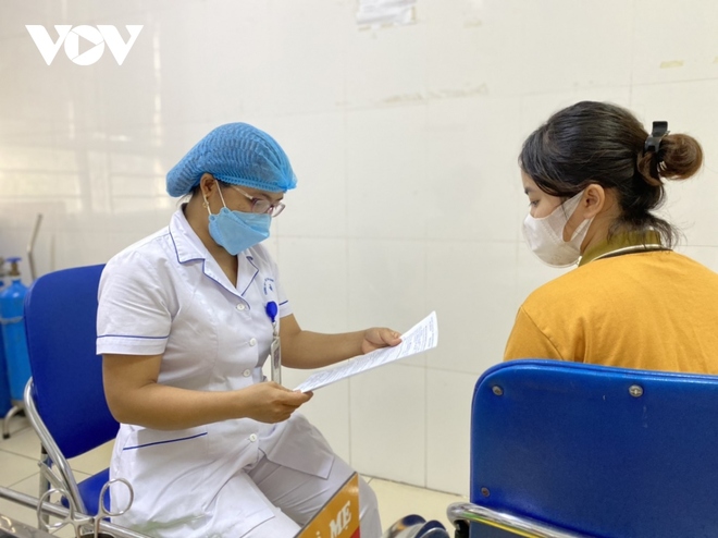 Người Hà Nội gác lại công việc đi tiêm vaccine COVID-19 - Ảnh 2.