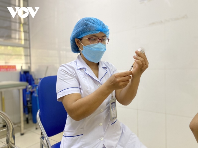 Người Hà Nội gác lại công việc đi tiêm vaccine COVID-19 - Ảnh 1.