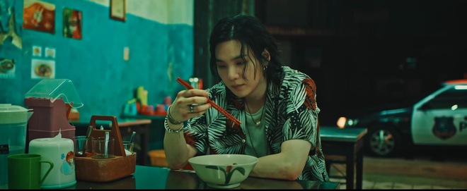 MV solo của Suga (BTS) như một thước phim điện ảnh: H&igrave;nh ảnh gai g&oacute;c, nhạc chất nhưng liệu c&oacute; vượt được sản phẩm trước? - Ảnh 6.