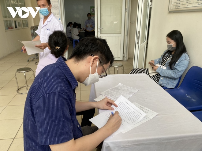 Người Hà Nội gác lại công việc đi tiêm vaccine COVID-19 - Ảnh 9.