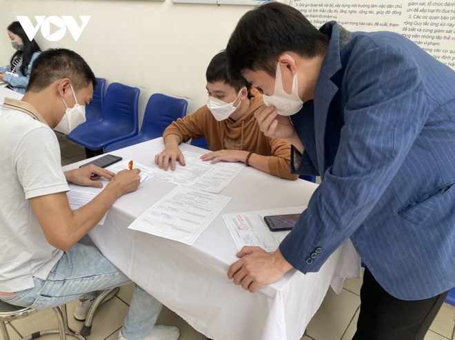 Người Hà Nội gác lại công việc đi tiêm vaccine COVID-19 - Ảnh 8.