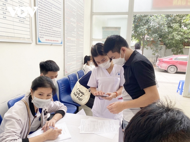 Người Hà Nội gác lại công việc đi tiêm vaccine COVID-19 - Ảnh 7.