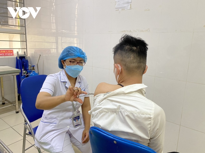 Người Hà Nội gác lại công việc đi tiêm vaccine COVID-19 - Ảnh 4.