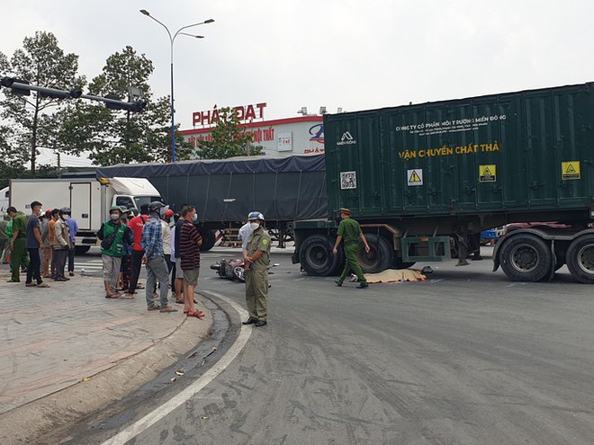 Tr&ecirc;n đường đi phỏng vấn xin việc, 2 thanh ni&ecirc;n bị tai nạn giao th&ocirc;ng - Ảnh 2.