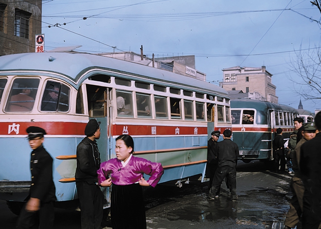 Bộ ảnh hiếm ghi lại cuộc sống ở H&agrave;n Quốc 70 năm trước: Thời trang ho&agrave;n to&agrave;n kh&aacute;c biệt, tụ điểm nổi tiếng lại hoang sơ kh&oacute; ai nhận ra - Ảnh 7.