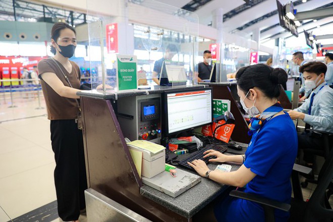 Cận cảnh quá trình làm thủ tục bay bằng CCCD gắn chip tại sân bay Nội Bài - Ảnh 9.