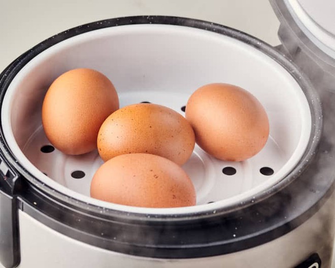 So sánh hiệu quả của 5 thiết bị nhà bếp có thể dùng để luộc trứng - Ảnh 1.
