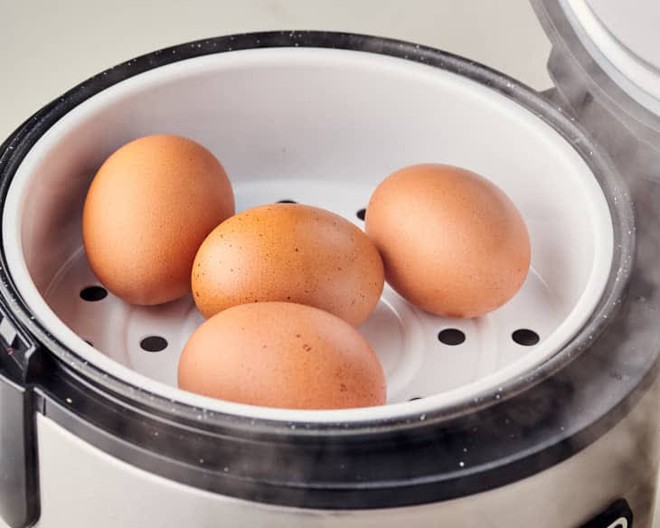 So s&aacute;nh hiệu quả của 5 thiết bị nh&agrave; bếp c&oacute; thể d&ugrave;ng để luộc trứng - Ảnh 1.