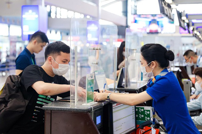 Cận cảnh quá trình làm thủ tục bay bằng CCCD gắn chip tại sân bay Nội Bài - Ảnh 7.