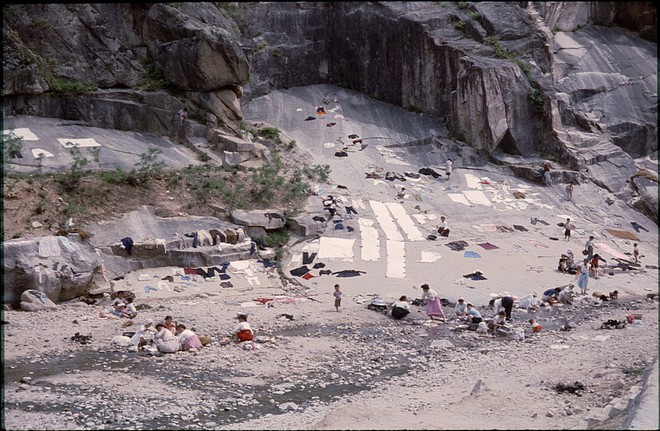 Bộ ảnh hiếm ghi lại cuộc sống ở H&agrave;n Quốc 70 năm trước: Thời trang ho&agrave;n to&agrave;n kh&aacute;c biệt, tụ điểm nổi tiếng lại hoang sơ kh&oacute; ai nhận ra - Ảnh 4.