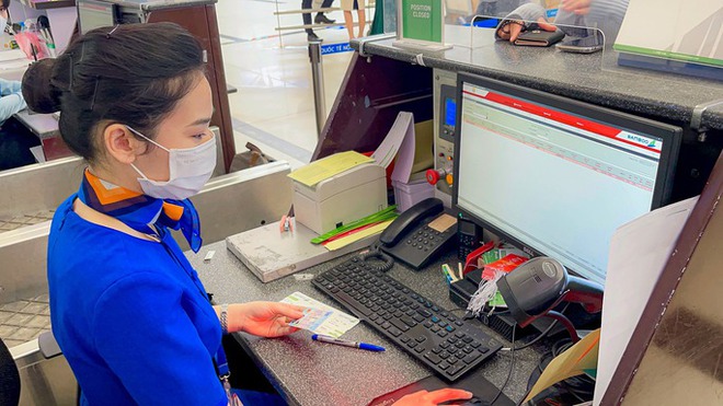 Cận cảnh quá trình làm thủ tục bay bằng CCCD gắn chip tại sân bay Nội Bài - Ảnh 6.