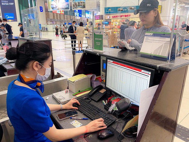 Cận cảnh quá trình làm thủ tục bay bằng CCCD gắn chip tại sân bay Nội Bài - Ảnh 5.