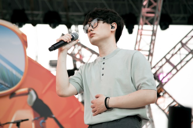 Truy t&igrave;m profile nam ca sĩ indie g&acirc;y sốt với ngoại h&igrave;nh giống diễn vi&ecirc;n Reply 1988, lần đầu h&aacute;t live được khen qu&aacute; ổn &aacute;p! - Ảnh 7.