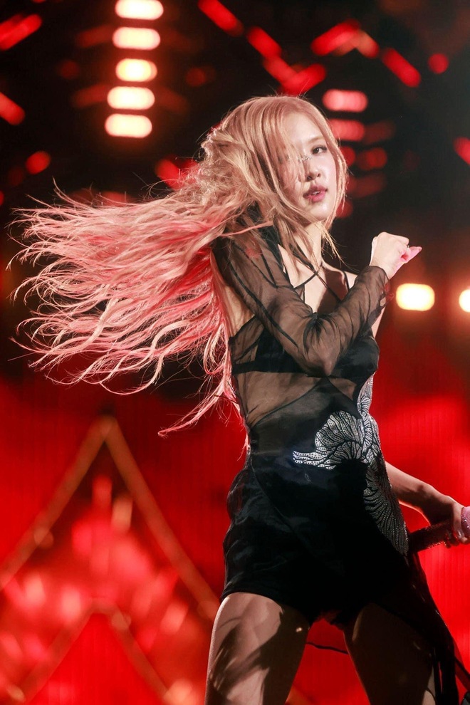 Rosé (BLACKPINK) đem “huyền thoại hất tóc” trở lại Coachella, liệu có xuất sắc như 2019? - Ảnh 8.