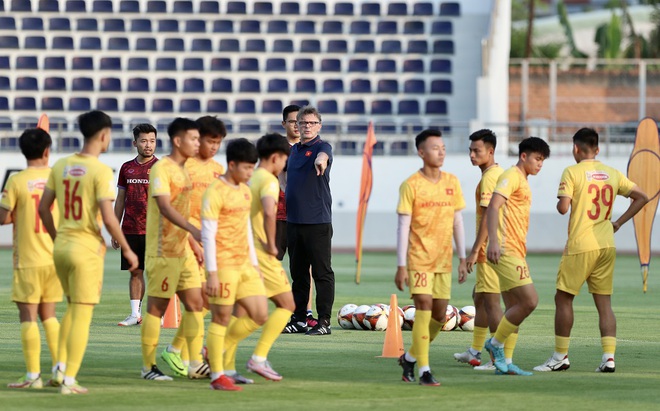 HLV Philippe Troussier rút gọn danh sách U22 Việt Nam, chia tay 7 học trò - Ảnh 1.