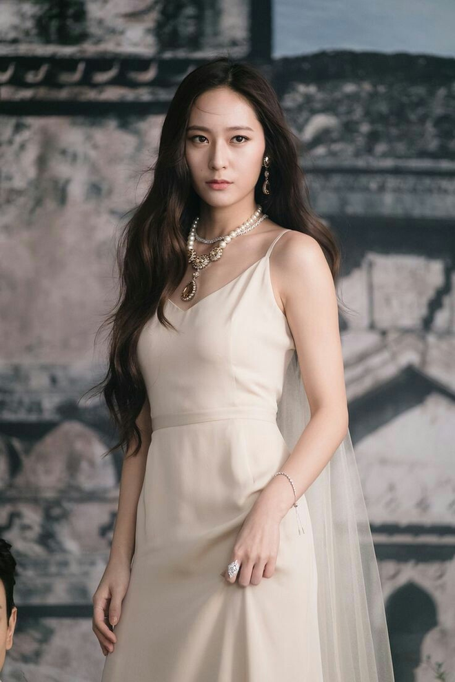 Nữ idol đuối sức ngất lịm sau khi biểu diễn, rơi khỏi cầu thang khiến c&aacute;c th&agrave;nh vi&ecirc;n hoảng hốt - Ảnh 6.