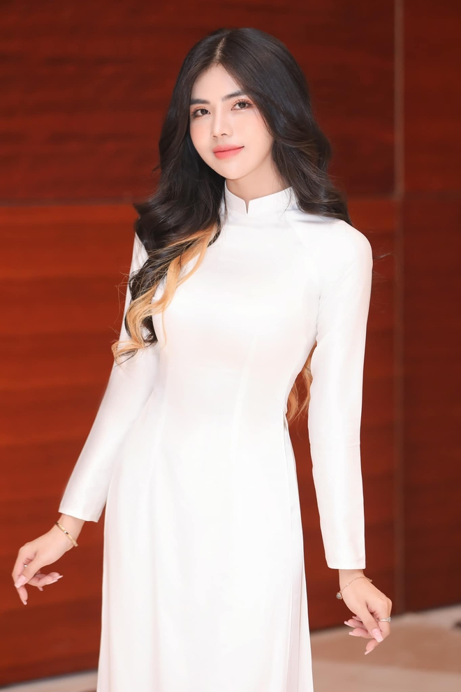 Ch&acirc;n dung Mai Dora: MC sexy nhất l&agrave;ng game, vừa g&acirc;y sốt v&igrave; được cầu h&ocirc;n si&ecirc;u ngọt ng&agrave;o ngay tr&ecirc;n s&oacute;ng! - Ảnh 8.