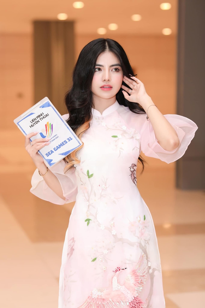 Ch&acirc;n dung Mai Dora: MC sexy nhất l&agrave;ng game, vừa g&acirc;y sốt v&igrave; được cầu h&ocirc;n si&ecirc;u ngọt ng&agrave;o ngay tr&ecirc;n s&oacute;ng! - Ảnh 9.