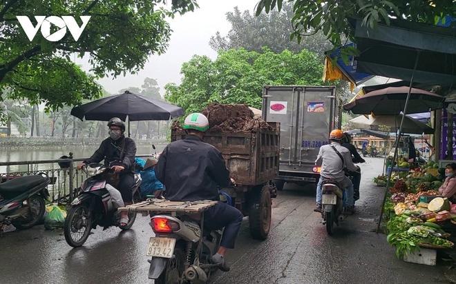 Chợ cóc ngang nhiên lấn chiếm vỉa hè và lòng đường ở Hà Nội - Ảnh 2.