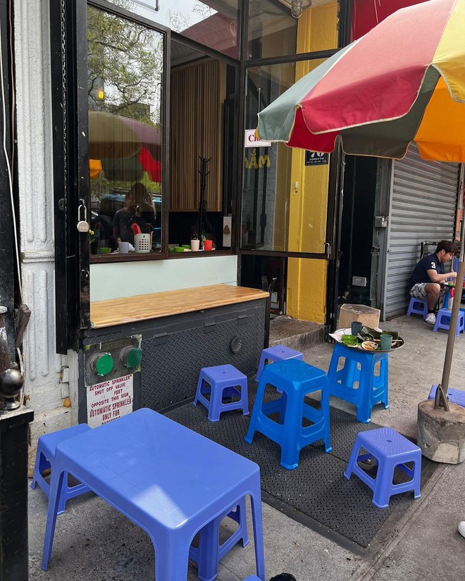 Nh&agrave; h&agrave;ng Việt b&aacute;n b&uacute;n đậu mắm t&ocirc;m 800 ngh&igrave;n VNĐ/suất ở New York: Lọt top 30 qu&aacute;n ăn ngon nhất của b&aacute;o Mỹ, thực đơn khiến kh&aacute;ch ca ngợi hết lời - Ảnh 3.