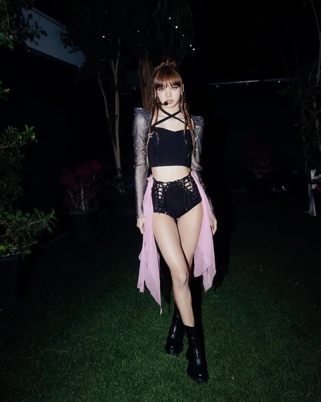 Đôi chân siêu thực của lisa blackpink