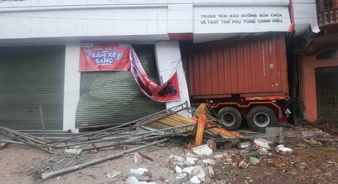 Container lao thẳng vào cửa hàng xe máy ở Hải Phòng - Ảnh 1.