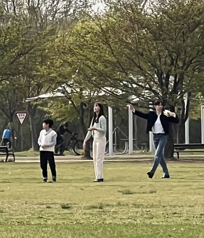 Bất ngờ với nhan sắc của Yoona ở hậu trường phim mới, kh&aacute;n giả lại lo ngại v&igrave; một điều - Ảnh 4.