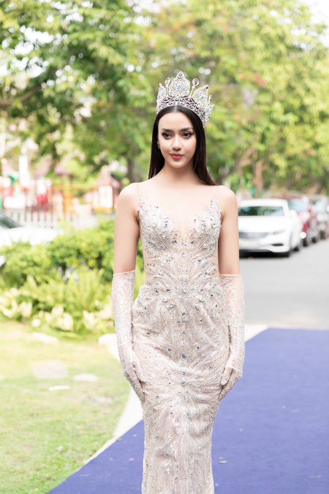 Miss Universe Thailand xinh nổi bật, Lâm Khánh Chi lạ lẫm bên dàn mỹ nhân chuyển giới đọ đường cong với trang phục cắt xẻ táo bạo - Ảnh 3.